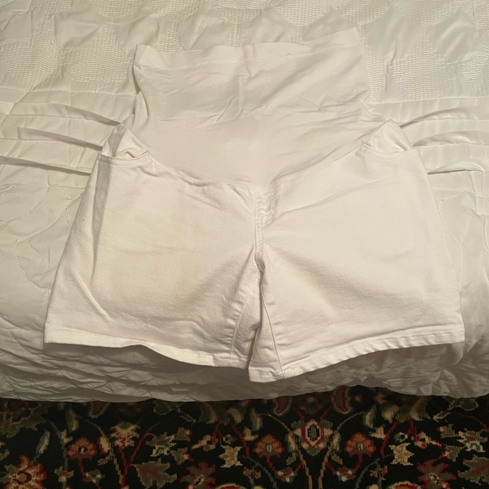 Liz Lange Maternity stretch jeans shorts